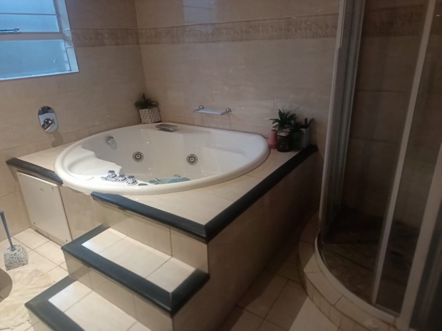 3 Bedroom Property for Sale in Roylglen Gardens Northern Cape